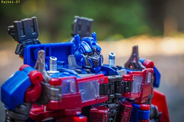 Studio Series Optimus Prime Movie Voyager Extensive In Hand Photos 08 (8 of 27)